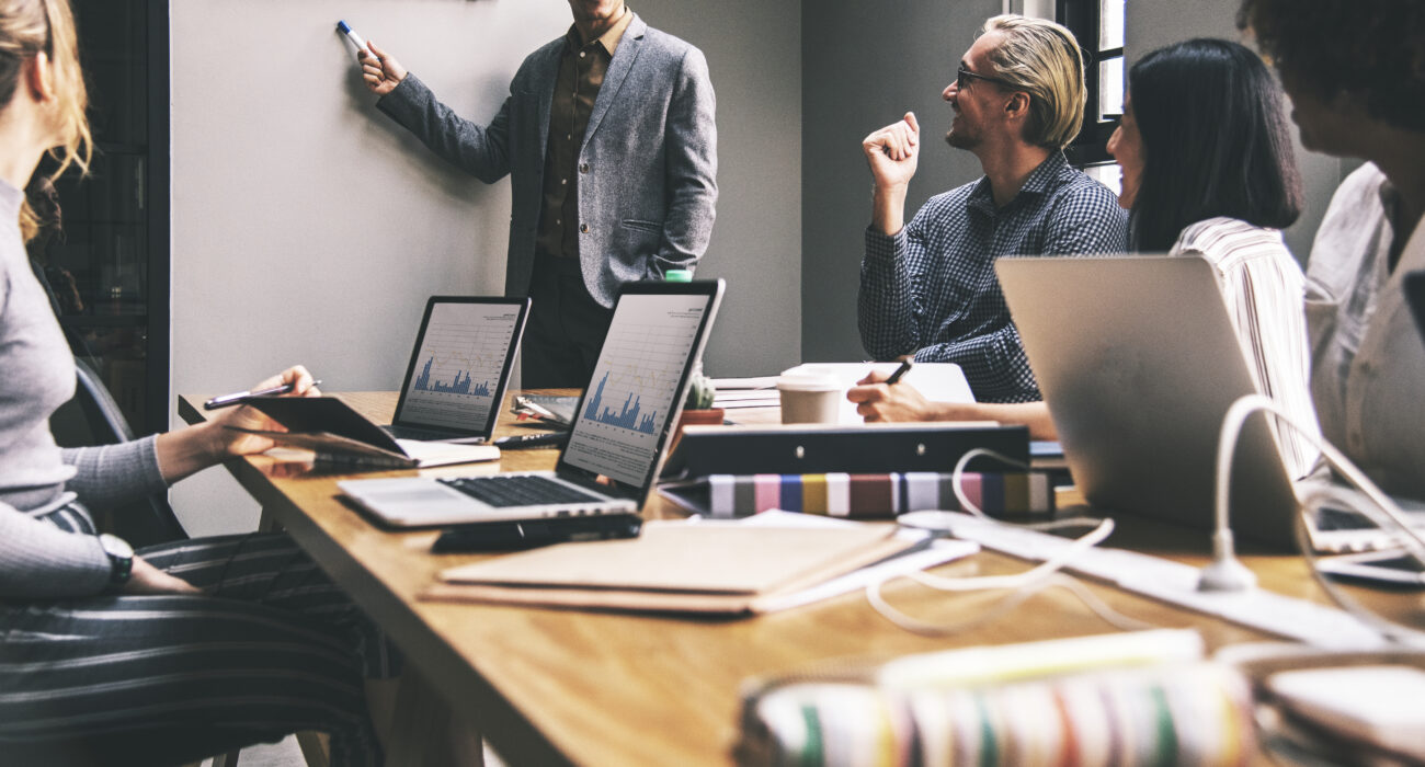 Como alinhar OKRs e KPIs para turbinar a performance do seu time sem gerar ansiedade